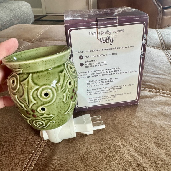 Scentsy Mini Warmer, Plug In, Holiday Collection-Holly, EUC, Incl box - Picture 3 of 5